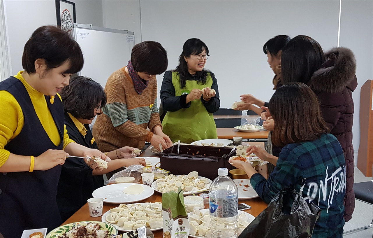 세월호 유가족을 초청해 함께 할 음식을 준비하고 있다.
