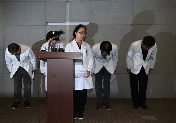  17일 오후 서울 이대목동병원에서 정혜원 병원장(가운데)이 전날 오후 9시부터 11시까지 2시간 동안 이 병원 인큐베이터에 있던 신생아 4명이 잇따라 숨진 사건이 발생한 것과 관련해 허리 숙여 사과하고 굳은 얼굴로 자리로 향하고 있다. 