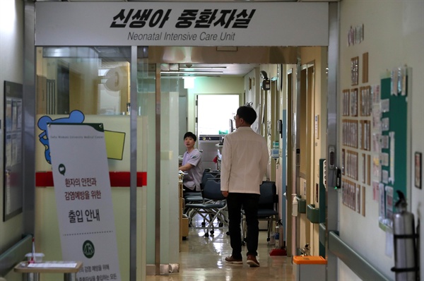 17일 오후 전날 오후 9시부터 11시까지 2시간 동안 인큐베이터에 있던 신생아 4명이 잇따라 숨진 사건이 발생한 서울 이대목동병원 신생아 중환자실에서 경찰이 현장 조사하고 있는 가운데 관계자들이 출입하고 있다. 