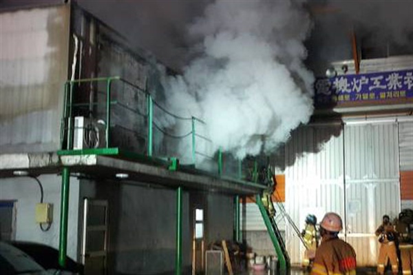 15일 오전 1시 50분경 부산광역시 사상구에 있는 한 공장의 컨테이너 숙소에서 화재가 발생해 잠자던 이주노동자 1명이 사망했다.