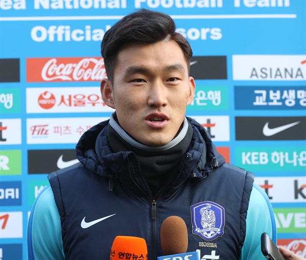 인터뷰 하는 장현수 4일 오후 울산종합운동장에서 대한민국 축구 국가대표팀의 장현수가 취재진과 인터뷰하고 있다. 