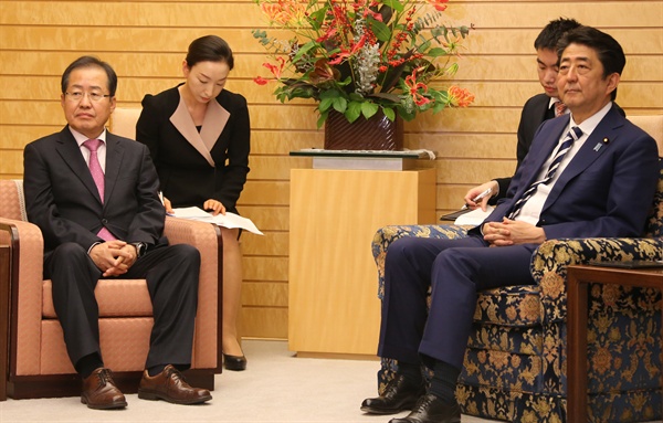 일본을 방문 중인 자유한국당 홍준표 대표가 14일 오후 일본 도쿄 총리 관저에서 아베 신조(安倍晋三) 일본 총리를 면담하고 있다. 
