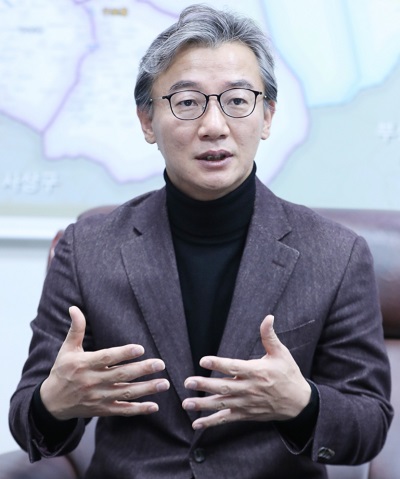 더불어민주당 전재수 의원이 한국인터넷기자협회와 현안에 대해 인터뷰를 했다.
