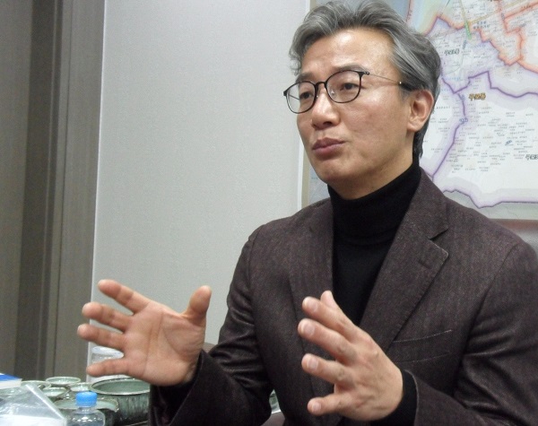 전재수 의원이 한국인터넷기자협회와 인터뷰를 하고 있다.