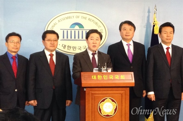 자유한국당이 17일 발표한 당무감사 결과에 대한 교체대상자들의 반발이 18일 이어지고 있다. 이날 국회 정론관에서는 교체 대상인 유기준(부산 서구·동구/정 가운데) 의원을 비롯해 각 교체대상 지역 당협위원장들의 반발 기자회견이 이어졌다.