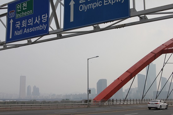   지난 9월 24일 오후 3시경 서울 서강대교 위 전경. 뿌연 미세먼지 속에 한강을 따라 늘어선 빌딩들의 윤곽이 흐릿하게 보인다. 