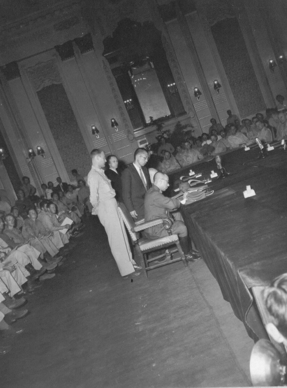 미 제24사단 하지 중장을 비롯한 미군들이 지켜보는 가운데 조선총독부 제1회의실에서 아베 총독이 항복문서에 서명하고 있다(1945. 9. 9.).