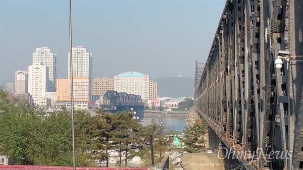 신의주에서 바라본 중국. 오른쪽이 '조중친선다리' 그리고 사진 중앙에 끊어진 옛 압록강철교가 보인다.