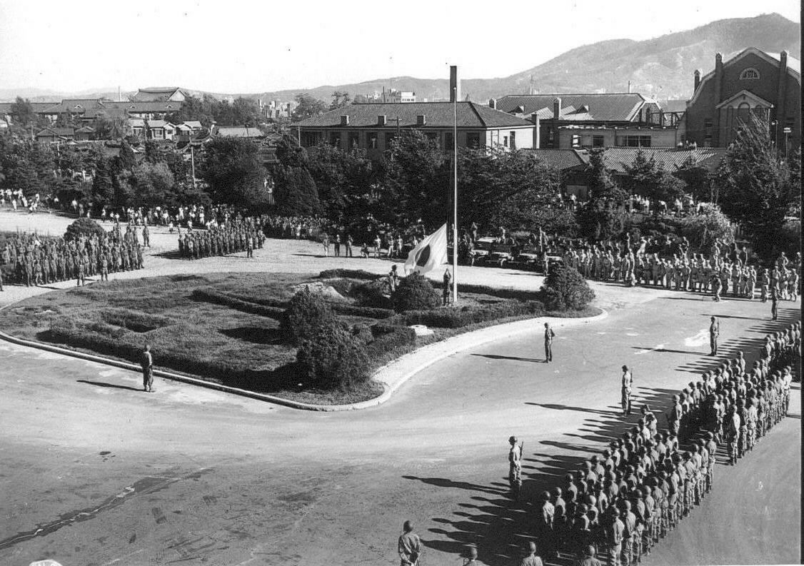 미군들이 조선총독부 광장의 일장기를 끌어내리고 있다(1945. 9. 9.).