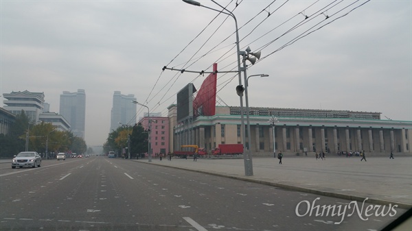 김일성광장 앞.