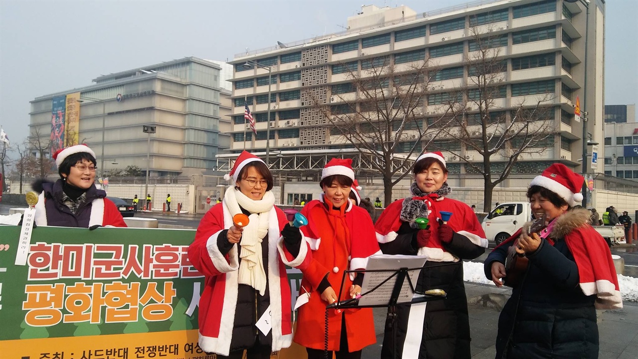 연주를 하며 캐롤송을 부르는 여성단체 대표들