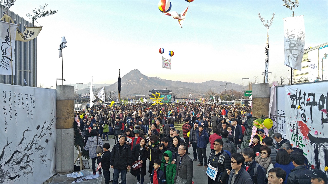 광화문미술행동 2017년 3월 11일은 전날 헌법재판소에서 "대통령 박근혜를 파면한다"는 주문이 있었고 제19차 박근혜퇴진 비상국민행동 집회가 진행되었다. 광화문미술행동은 여기에 맞춰 <미술행동 제 12차 "Over the Wall"> 행사에 두 개의 슬로건으로 설치미술을 선보였다. 하나는 <"촛불광장 Project -촛불시민 여러분 사랑합니다">로, 또 하나는 <"헌법 제1조 모든 권력은 국민으로부터 나온다. 이게 나라다!!">란 슬로건으로 진행됐다.