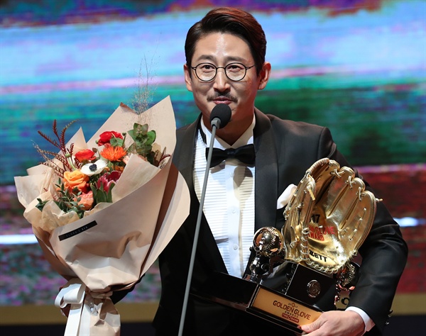  13일 오후 서울 강남구 코엑스에서 열린 2017 골든글러브 시상식에서 지명타자 부문을 수상한 LG트윈스 박용택이 수상소감을 밝히고 있다. 
