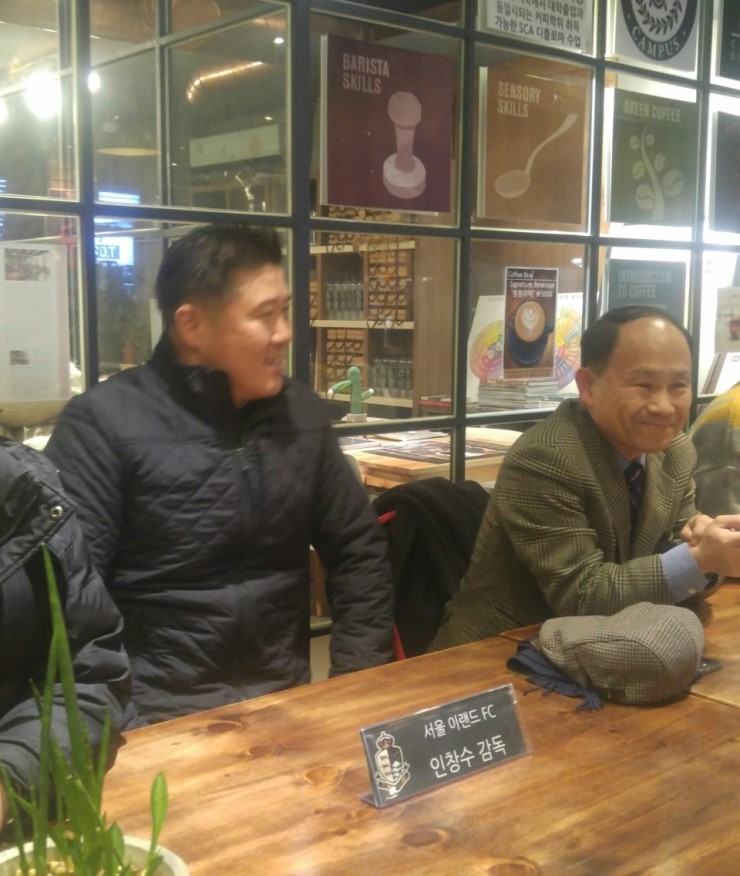  서울 이랜드 팬 간담회에 참석한 인창수 감독(왼쪽)과 김현수 신임 대표이사(오른쪽)