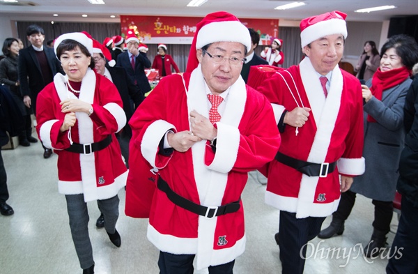 자유한국당 홍준표 대표가 지난 19일 오후 서울 강서구 경향지역아동센터에서 '홍산타와 함께하는 희망나눔 행사'에 참석해 산타복장을 하고 선물 가방을 들고가고 있다.