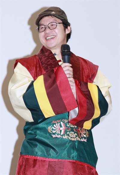  팔복역의 이승훈 배우가 공길의상을 입어 보며 환하게 미소짓고 있다. 그는 12년동안 보관한 의상을 기증했다.