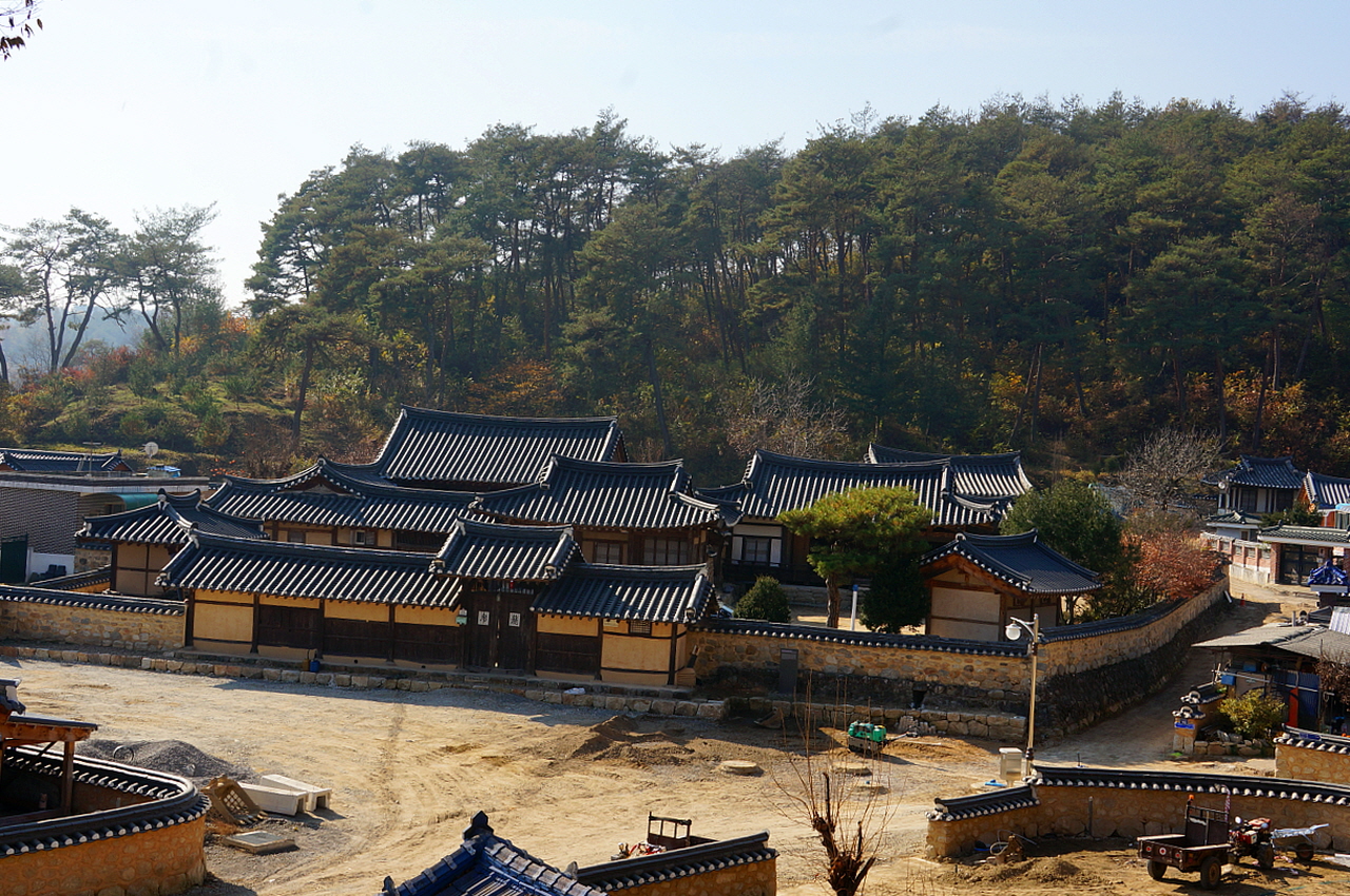 쌍벽당종택  소나무가 빼곡한 뒷산을 배경으로 그윽하게 자리 잡았다. 솟을대문 뒤에 사랑채, 사랑채를 중심으로 왼쪽에 안채, 오른쪽에 쌍벽당, 쌍벽당 뒤에 사당이 있다. 