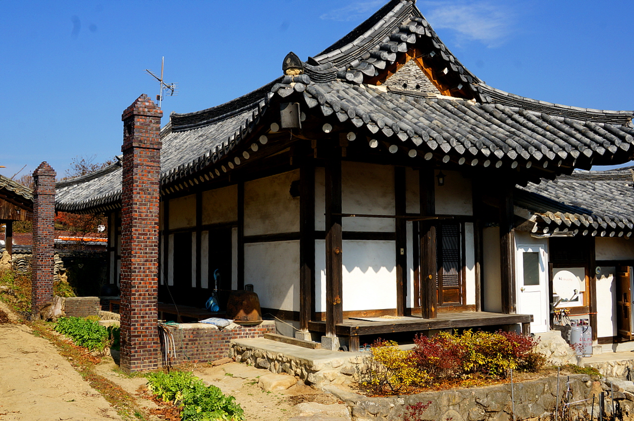 수온당고택 안채 굴뚝 두 개의 붉은 벽돌 굴뚝이 인상적으로 보인다.