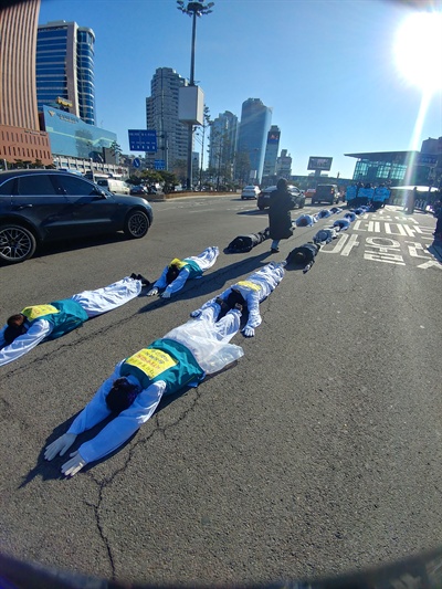 19일 오후 KTX해고승무원들이 서울역에서 청와대까지 '복직'을 바라며 오체투지를 했다. 