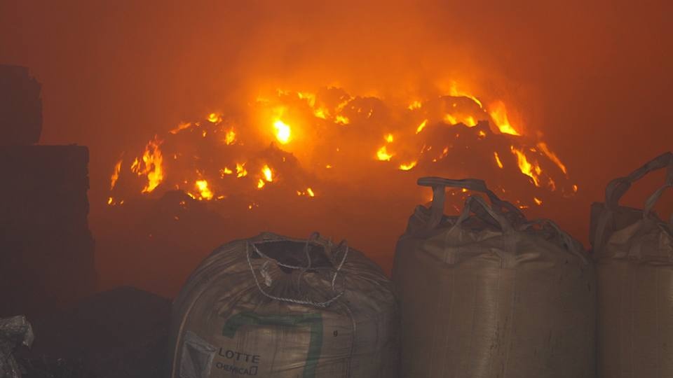 지난 19일 오후 8시50분경 오토밸리 산업단지 내 서산시 지곡면 산업폐기물 매립장 바로 옆 공장에서 화재가 발생했다. 알루미늄 야적장에서 결로현상으로 인한 수분과 화학작용으로 화재가 발생한 것으로 추정하고 있다.