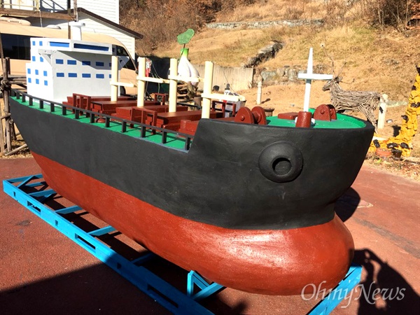큰들문화예술센터가 '중형조선소를 살리자'는 염원을 안고 만든 모형 배.