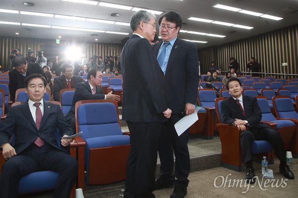 국민의당 안철수 대표가 바른정당과의 통합을 묻는 전 당원 투표를 제안한 20일 오후 서울 여의도 국회에서 열린 의원총회에 안 대표의 참석을 요구하는 의원들의 발언이 이어지자, 김동철 원내대표와 송기석 의원이 이야기를 나누고 있다.