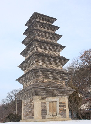 탑신부 1층에 켜켜이 쌓은 점판암 주위로 화강암 석주가 세워져 있어 장락사지 모전석탑만의 특징을 보여준다. 