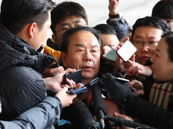 불법 정치자금 수수 혐의를 받는 자유한국당 이우현 의원이 20일 오전 서울 서초동 중앙지검에 출석 전 취재진의 질문을 받고 있다. 