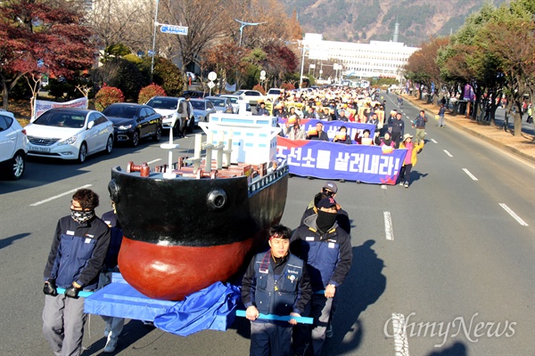 '노동자 생존권 보장 조선소 살리기 경남대책위'와 전국금속노동조합 경남지부는 21일 오후 경남도청 앞에서 더불어민주당 경남도당 앞까지 거리행진한 뒤 "중견조선소 살리기 결의대회"를 열었다.