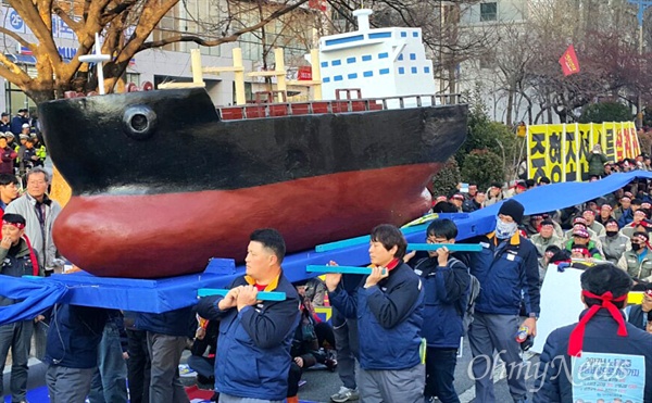 '노동자 생존권 보장 조선소 살리기 경남대책위'와 전국금속노동조합 경남지부는 21일 오후 더불어민주당 경남도당 앞에서 모형 배를 들고 온 뒤 "중견조선소 살리기 결의대회"를 열었다.