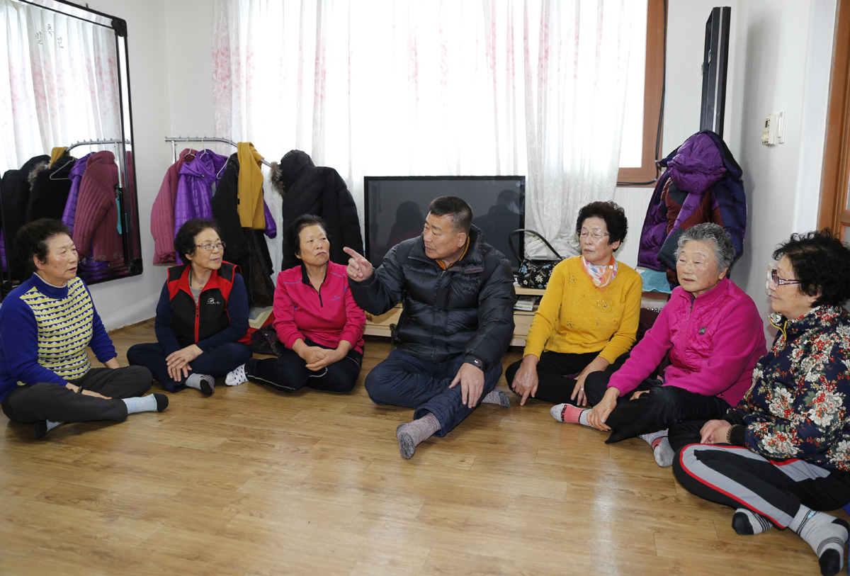 홍일성 이장이 마을 경로당에서 주민들과 얘기를 나누고 있다. 눈이 내린 지난 12일 점심 무렵이다.