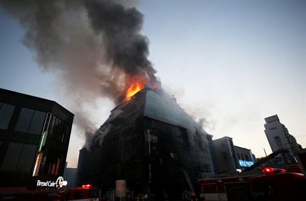 지난 21일 오후 충북 제천시 하소동 피트니스센터에서 불이 나 건물에서 불길과 연기가 옥상 위로 치솟고 있다.