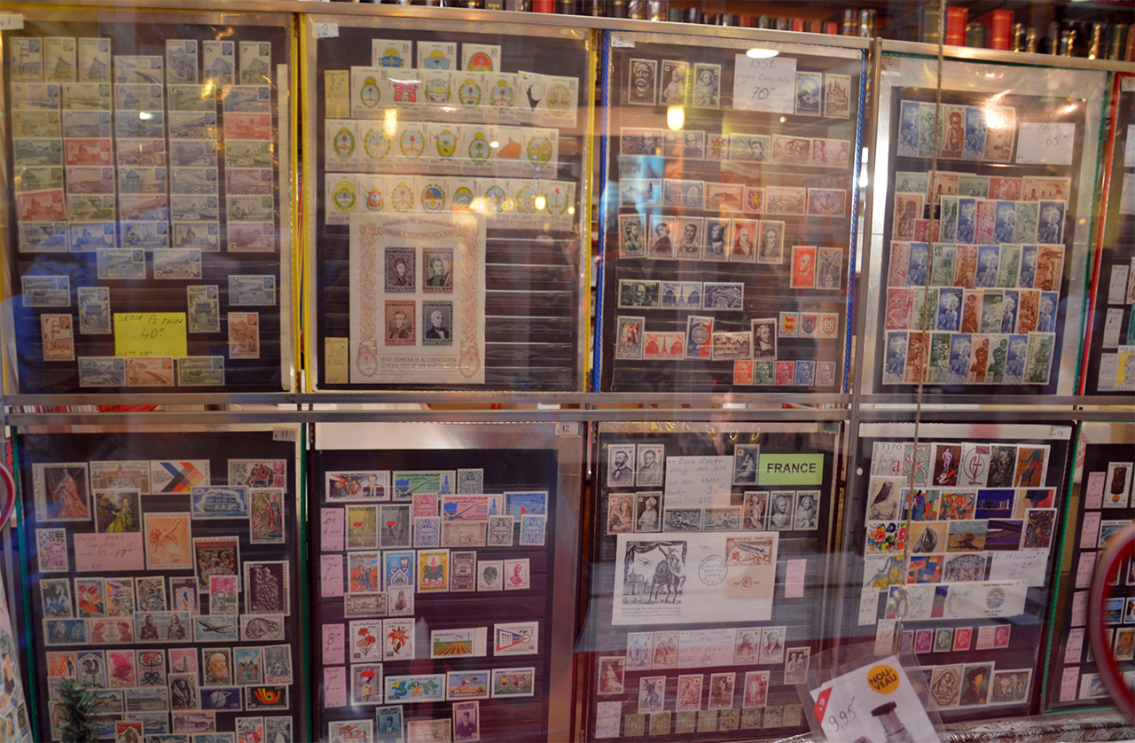 어릴 적 추억을 소환시키는 가게들에 소중한 우표들이 전시 중이다.