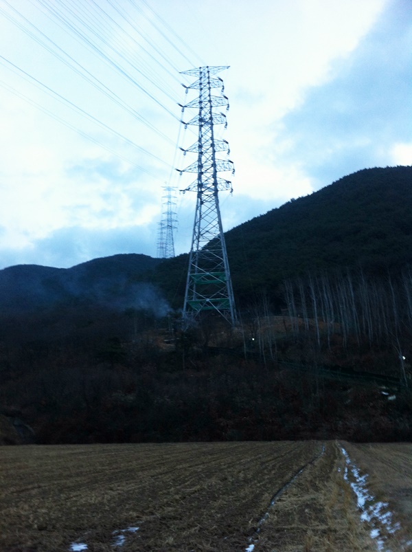 삼평리 마을을 가로지르며 들어선 345kV  송전탑. 마을 주민들은 초고압 전선이 내는 소음과 전자파로 고통을 호소하고 있다. 