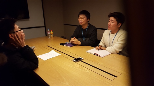  < MBC 스페셜>의 김정민(왼쪽), 김호성(오른쪽) PD가 이영광 시민기자와 인터뷰를 하고 있다.