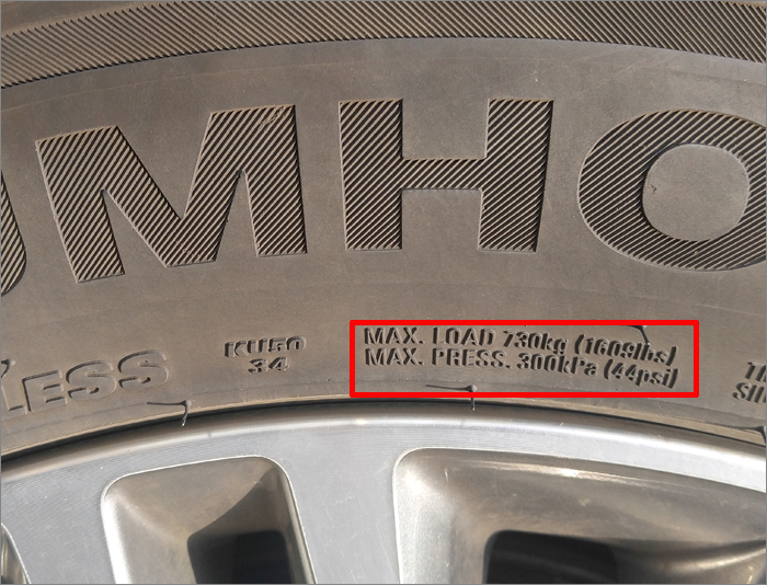 타이어 표면을 자세히 살펴보면 최대 타이어 공기압(MAX. psi)이 표기되어 있다. 