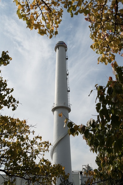 11월 12일 파인텍(구 스타케미칼) 노동자 박준호 홍기탁씨가 서울 목동 서울에너지공사 75m 굴뚝에 올라가 고공농성을 벌이고 있다.