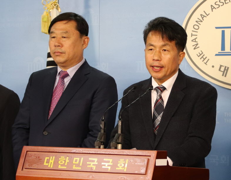민중당 윤종오 의원이 같은 당 김종훈 의원 등과 함께 22일 오후 3시 국회 정론관에서 대법원 판결에 대한 입장을 발표하고 있다