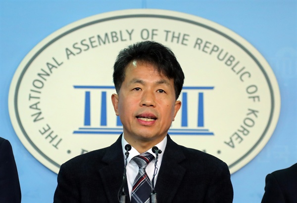 당선무효형을 확정받고 의원직을 상실한 민중당 윤종오 전 의원이 22일 오후 국회 정론관에서 대법원 판결과 관련해 입장을 밝히고 있다.