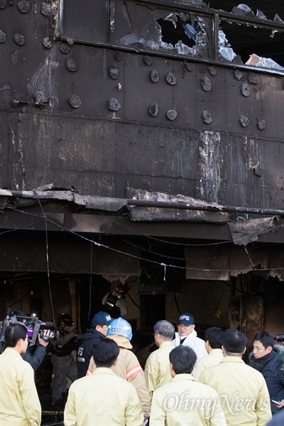  지난 21일 오후 충북 제천 스포츠센터에서 발생한 화재로 29명이 사망하는 참사가 발행한 가운데, 문재인 대통령이 22일 오후 참사 현장을 방문하고 있다. 