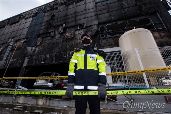 지난 21일 오후 충북 제천 스포츠센터에서 발생한 화재로 29명이 사망하는 참사가 발행한 가운데, 22일 오후 사고 원인을 밝히기 위한 현장감식 작업이 진행되고 있다.