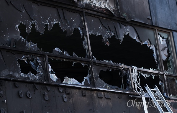 지난 21일 오후 충북 제천 스포츠센터에서 발생한 화재로 29명이 사망하는 참사가 발행한 가운데, 22일 화재 건물의 유리창이 깨져 있다. 