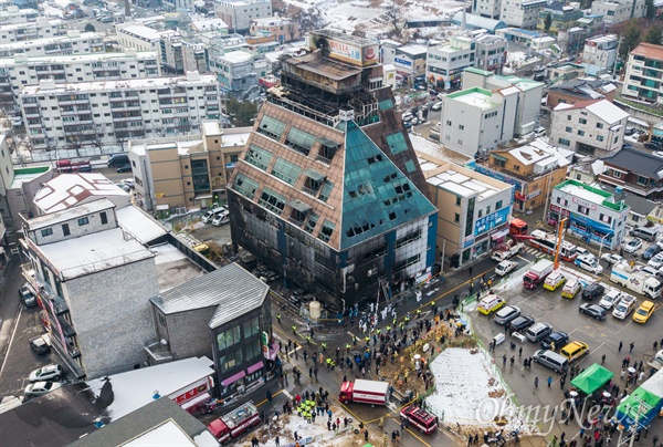  지난 21일 오후 충북 제천 스포츠센터에서 발생한 화재로 29명이 사망하는 참사가 발행한 가운데, 22일 오후 사고 현장의 모습. 