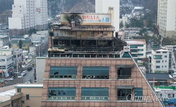 지난 21일 오후 충북 제천 스포츠센터에서 발생한 화재로 29명이 사망하는 참사가 발행한 가운데 맨 위 8층과 9층 테라스의 불법 증축 의혹이 일고 있다.