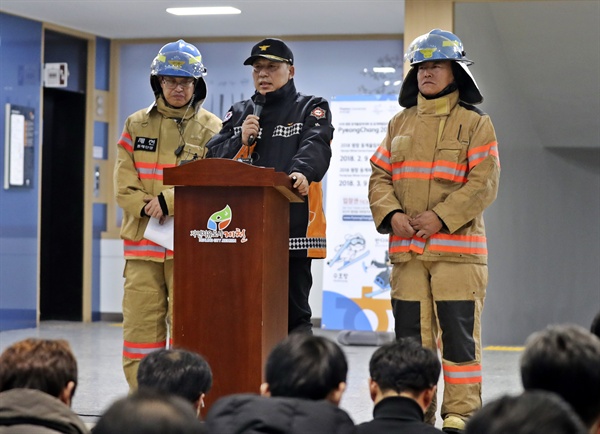  22일 오후 충북 제천시청에서 이일 도소방본부장이 취재진을 상대로 브리핑을 하고 있다