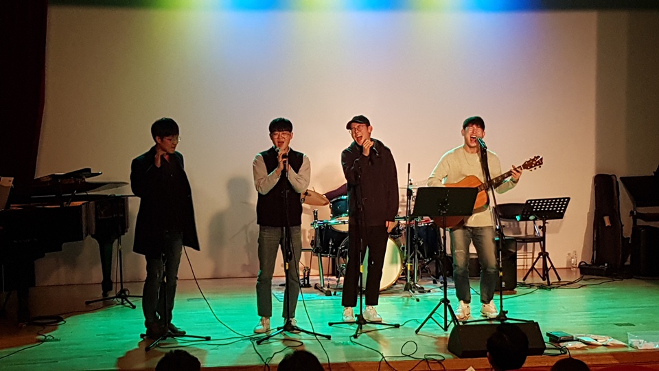 지역의 문화 동량으로 2,30대로 구성된 지역의 청년작당 '청문회담'이 김광석의 노래 '먼지가 되어'를 부르고 있다.