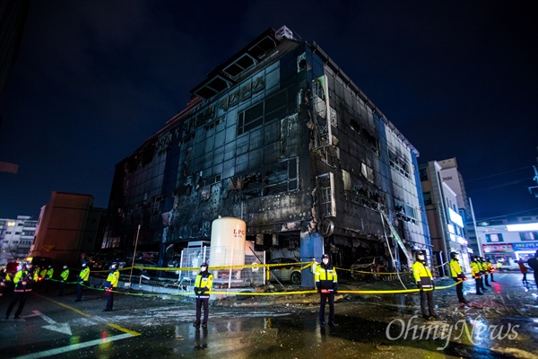  지난 21일 오후 충북 제천 스포츠센터에서 발생한 화재로 29명이 사망하는 참사가 발행한 가운데, 22일 오후 사고현장은 출입이 통제되어 있다.