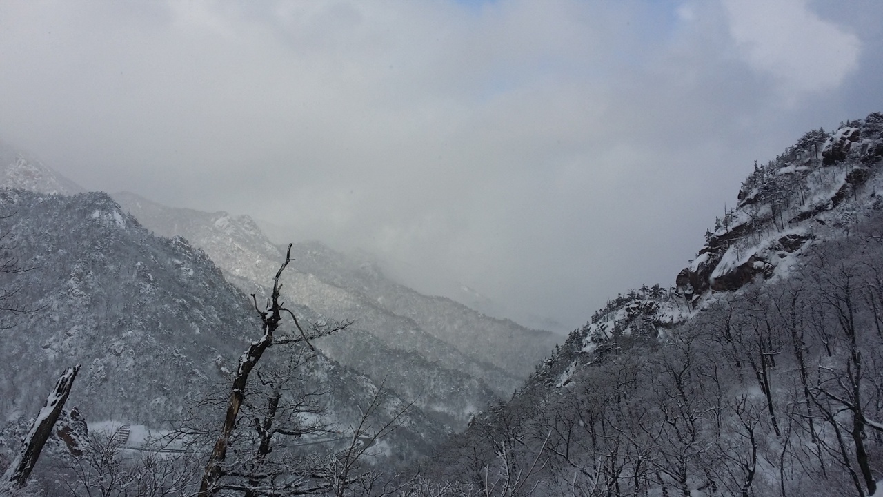 한계령에서는 오색방향으로 동해바다가 훤히 열린다. 어느 계절이랄 거 없이 오색방향의 만물상이 안개와 더불어 한 폭의 풍경화를 보여준다.