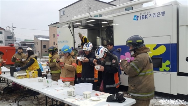 지난 21일 일어난 제천 화재 피해 현장에 자원봉사 등 도움의 손길이 답지하고 있다.