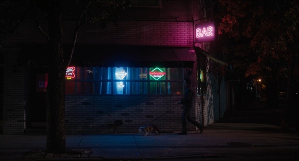  영화 <패터슨>의 한 장면, 패터슨이 하루를 마감하는 술집이다. 그의 애완견은 항상 이 앞에 묶인다. 